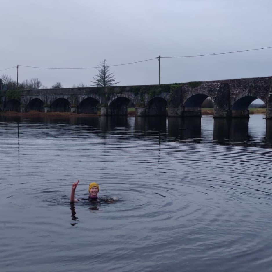 CatrionaLimk's tweet photo. The Chilly Dipper's festive fundraiser, the 𝟏𝟐 𝐃𝐢𝐩𝐬 𝐨𝐟 𝐂𝐡𝐫𝐢𝐬𝐭𝐦𝐚𝐬, in aid of @Limericksuicid2 kicked off today. Show your support if you can by joining us in O'Briensbridge anyday between now &amp; Christmas Eve for a dip or by making a donation (link in bio) ���🎅🎅 https://t.co/AgnRQ12mtx