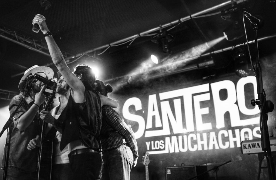 Nos hicieron cantar, bailar y brindar, lo de @SanteroyM en la @SalaMonMadrid el sábado fue una de esas noches que saben a poco pero duran una vida. ¡Larga vida al rock reposado! 📸 @lulu_oscura