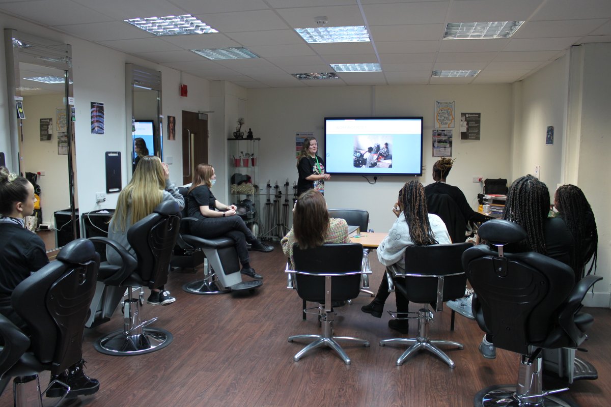 JRuskinCollege's tweet photo. Our past #Hair & #MediaMakeUp student Ashleigh, joined us to talk to our current students. 👋 She told us how her JRC course helped her progress to professional work on the production of a TV show and onto a #universitylevel course at @EastSurreyColl! 🎬 📺 🎓 https://t.co/DdpjGiRRbh