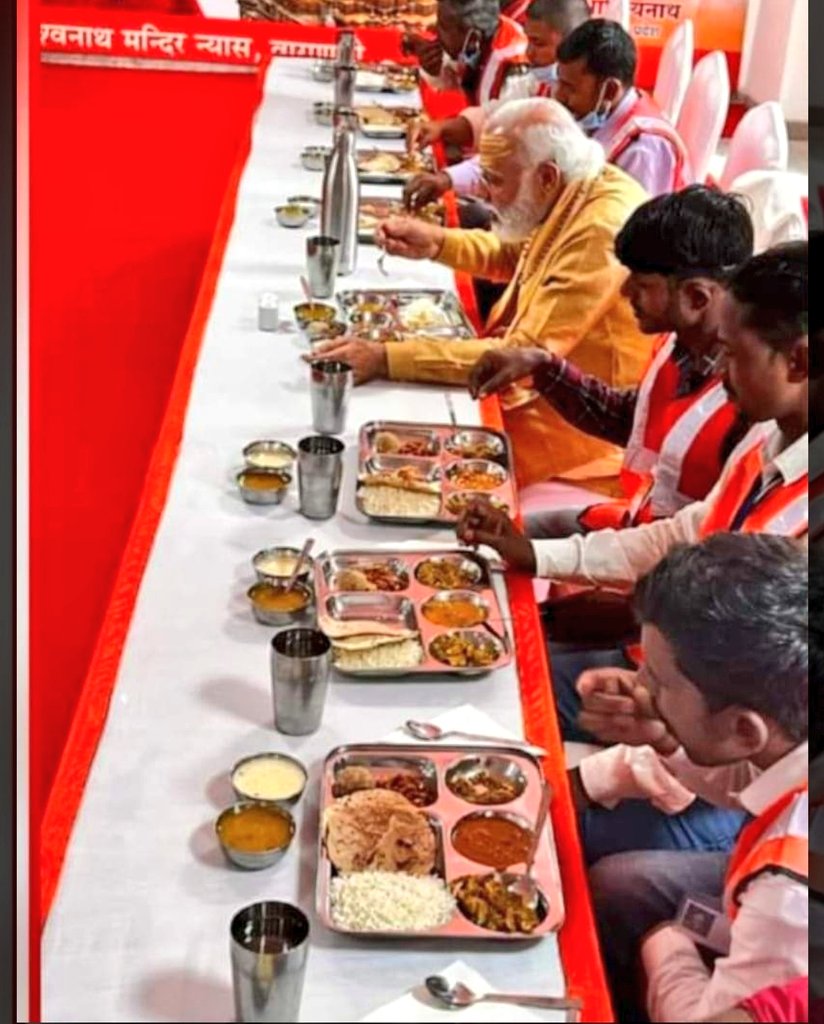 TUSHARPUJARI16's tweet photo. मंदिराचे काम करणाऱ्या इंजिनियर व कर्मचाऱ्यांचा सत्कार करून देशाचे पंतप्रधान आदरणीय @narendramodi ji नी त्यांच्या सोबत खुर्ची बाजूला सरकावून खाली जमिनीवर बसून फोटो काढला आणि शेवटी अगदी साध्या पद्धतीने त्यांच्यासोबत जेवणाच्या पंगतीत बसून प्रसाद ग्रहण केला .❤️👑
#modipattern 🤟🔥🚩 https://t.co/S7neWds0jI