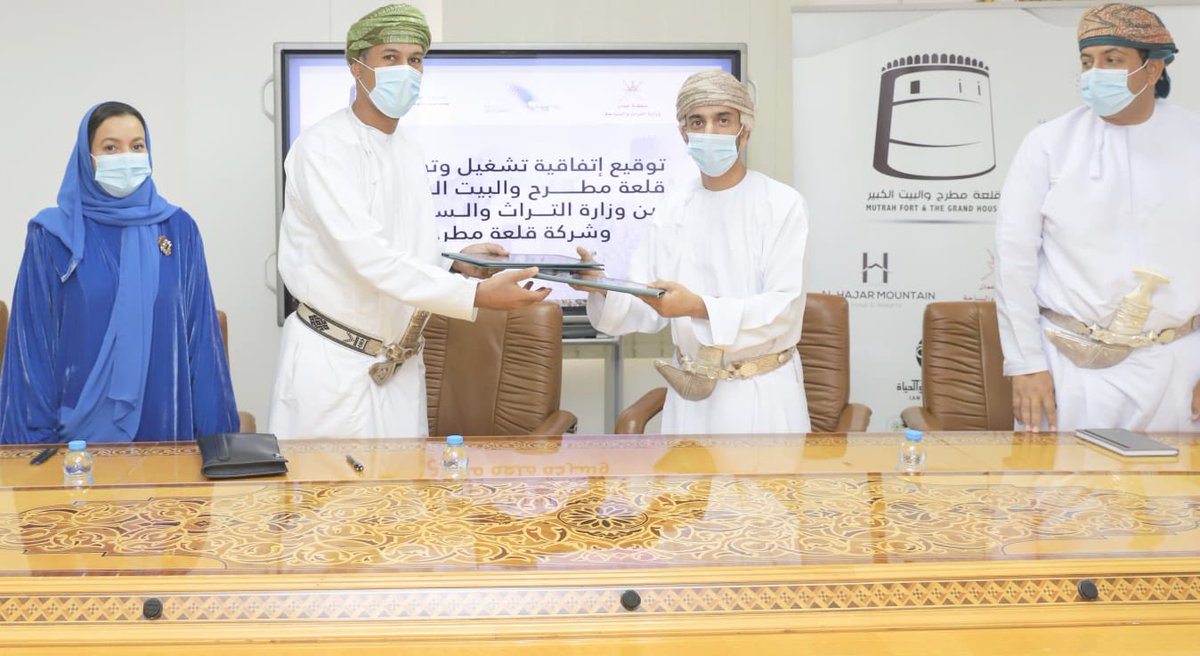 وقعت #وزارة_التراث_والسياحة صباح اليوم بديوان عام الوزراة  اتفاقية تشغيل وتوظيف قلعة مطرح والبيت الكبير بولاية مطرح مع شركة قلعة مطرح ، وقع الاتفاقية من جانب الوزارة سعادة المهندس / إبراهيم بن سعيد بن خلف الخروصي - وكيل الوزارة للتراث ومن جانب الشركة