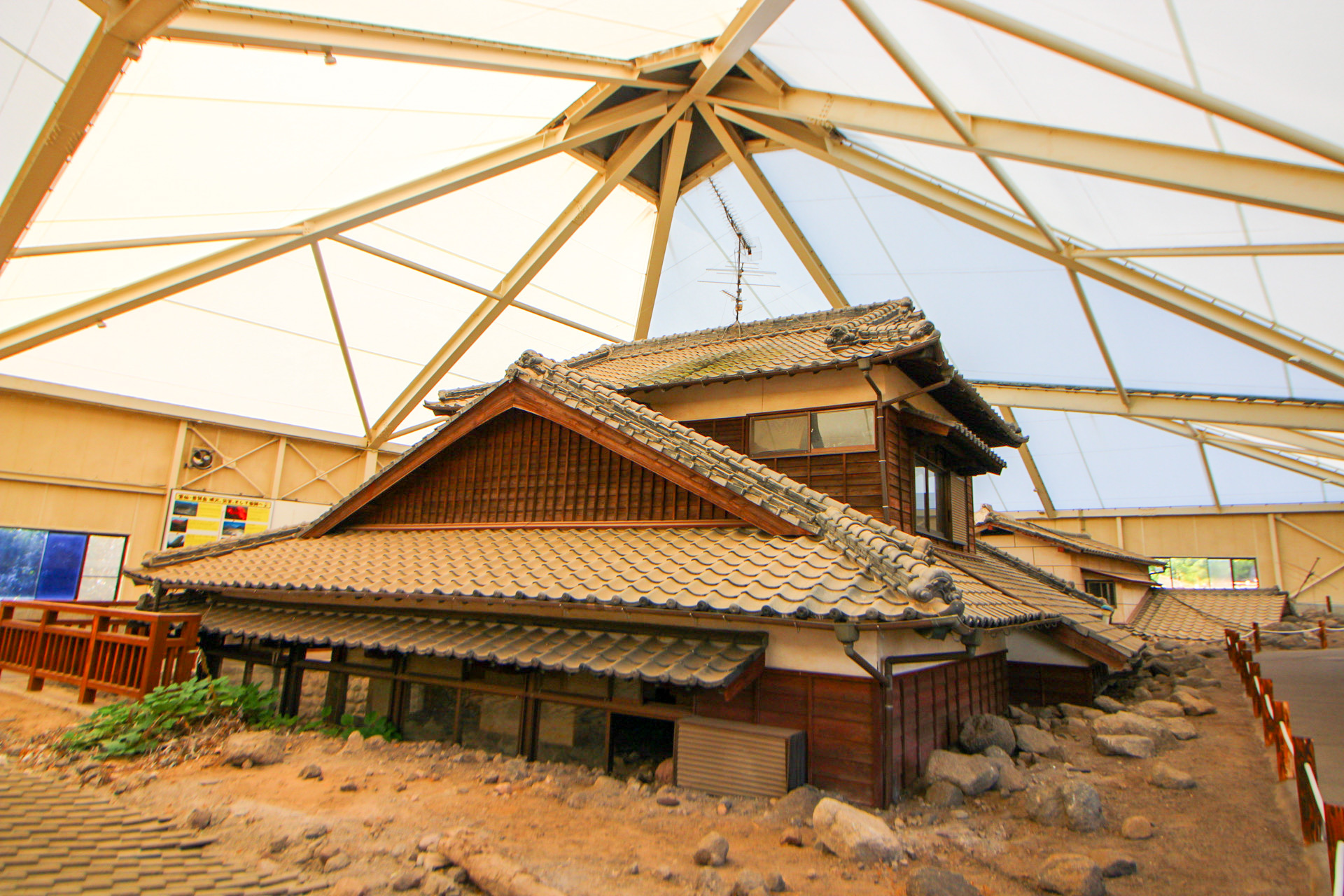 エサ 珍スポマニア 長崎県島原市の 土石流被災家屋保存公園 は その名の通り雲仙普賢岳噴火の土石流により埋まってしまった家屋 がそのままの状態で保存されている公園 雲仙普賢岳噴火にまつわる資料館や体験館が色々あるけど ここが1番土石流の怖さを