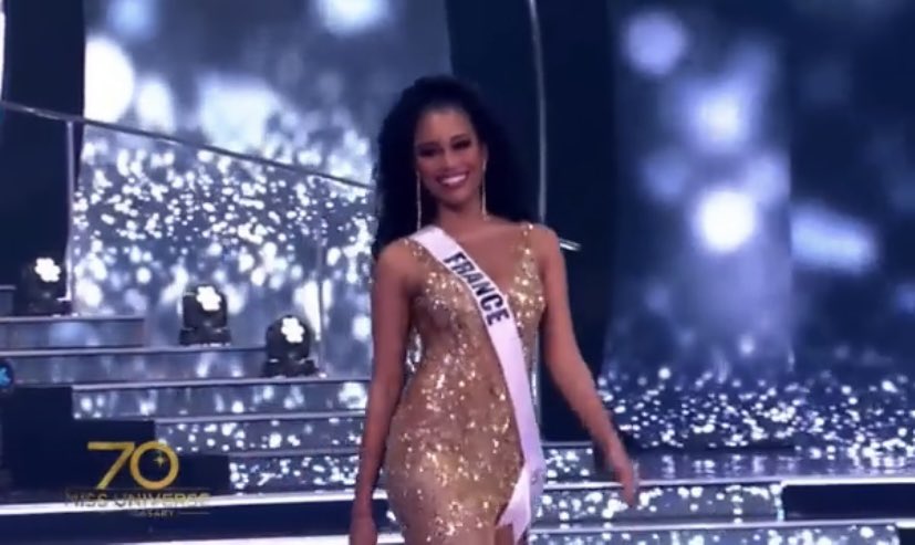 Nathykool's tweet photo. Un immense BRAVO à notre sublime #MissFrance #clemencebotino #Botino qui a été incroyable dans son costume hommage à #JosephineBaker et qui est dans le Top 10 de #MissUniverse 
#MissUniverse2022 #MissFrance quelle fierté👏🏼👏🏼👍🏼 https://t.co/PpIOr4xzK2