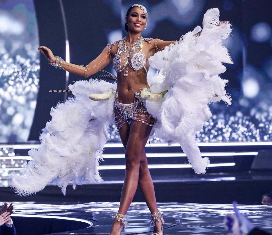 Nathykool's tweet photo. Un immense BRAVO à notre sublime #MissFrance #clemencebotino #Botino qui a été incroyable dans son costume hommage à #JosephineBaker et qui est dans le Top 10 de #MissUniverse 
#MissUniverse2022 #MissFrance quelle fierté👏🏼👏🏼👍🏼 https://t.co/PpIOr4xzK2