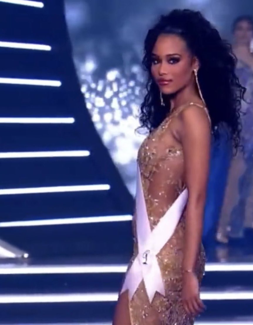 Nathykool's tweet photo. Un immense BRAVO à notre sublime #MissFrance #clemencebotino #Botino qui a été incroyable dans son costume hommage à #JosephineBaker et qui est dans le Top 10 de #MissUniverse 
#MissUniverse2022 #MissFrance quelle fierté👏🏼👏🏼👍🏼 https://t.co/PpIOr4xzK2