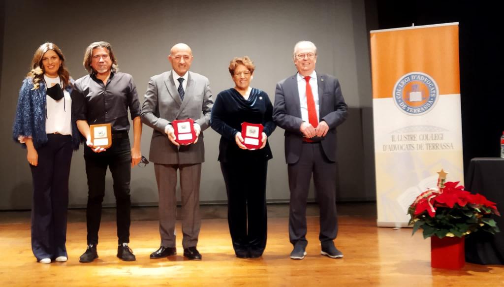 ICATERadvocats's tweet photo. Gràcies a totes i tots els que ens vau acompanyar divendres #10D,al lliurament dels #PremisDDHH2021 @ICATERadvocats a @SindicaTerrassa @OncolligaCAT i el Diploma del #TornOfici a Toni Ordoño. Sempre és un plaer per a nosaltres reconéixer la feina ben feta a favor dels #DDHH! https://t.co/os1LhP1lib