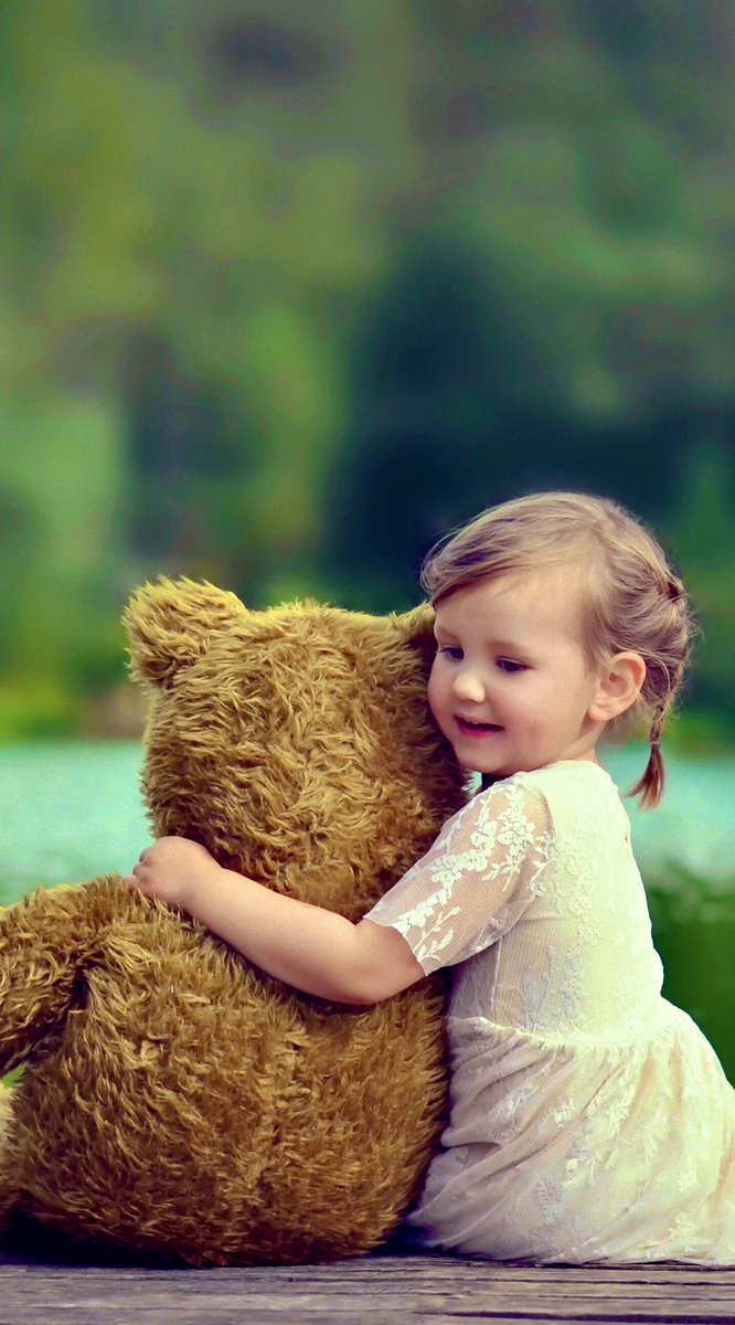 маленький медвежонок девочка. ребенок со спины. девочка и медведь. маленький медвежонок девочка. для детей.