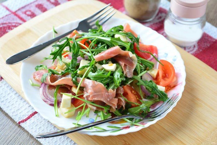салат с балыком. салат манго руккола. салат с рукколой и манго. салат с хамоном рецепт. салат с хамоном и рукколой.