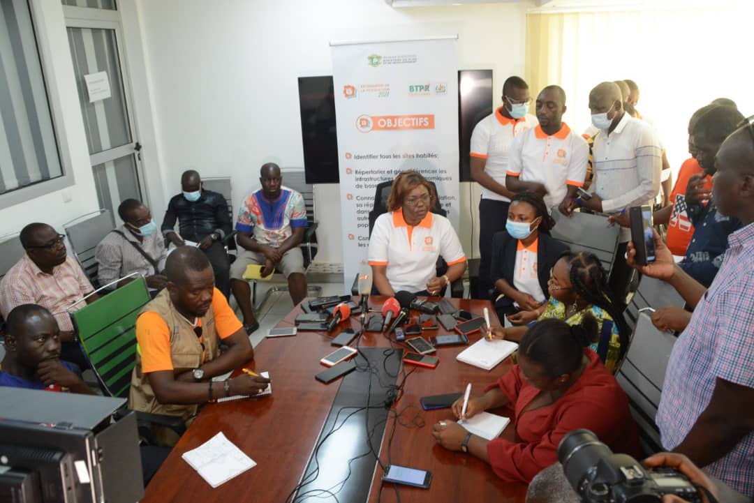 recensement2020's tweet photo. #LesRencontresduRecensement2021 
La Ministre du Plan et du Développement, Madame KABA Nialé, a effectué, Ce dimanche 12 décembre 2021, une tournée à l'effet de constater les conditions de travail des agents recenseurs dédiés au ratissage.

#RP2021 #BTPR #RP21 #Recensement225 https://t.co/ekVi0SZB13
