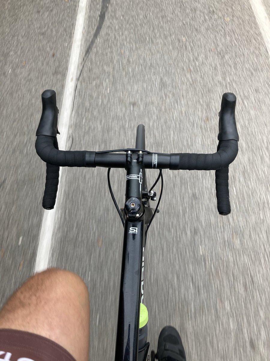 lecozprof's tweet photo. Adieu mes vélos volés cette nuit. J’en ai perdu 3. 1 vélo de route cannondale. 1 Vtt giant et le nakamura de mon fils(anniversaire) Comment je vais au collège? 😡 https://t.co/atptWfNr1y