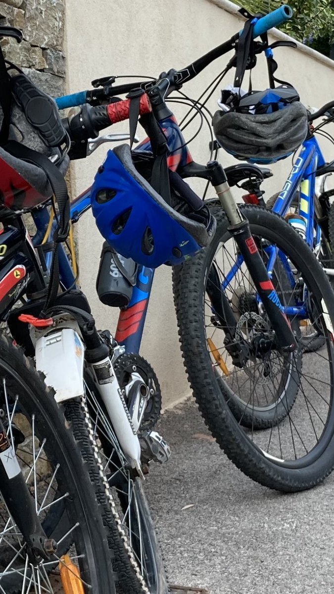 lecozprof's tweet photo. Adieu mes vélos volés cette nuit. J’en ai perdu 3. 1 vélo de route cannondale. 1 Vtt giant et le nakamura de mon fils(anniversaire) Comment je vais au collège? 😡 https://t.co/atptWfNr1y