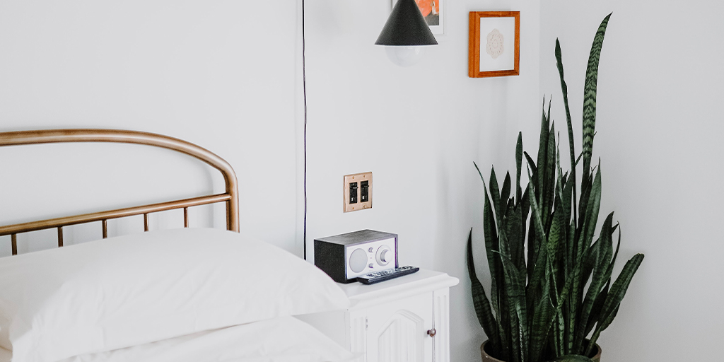 Despídete de los colores aburridos y dale un toque de glamour al cabezal de tu cama... ¡Y qué fácil! Con solo una capa de TITAN ORO, conseguirás un acabado dorado, brillante y perfecto.