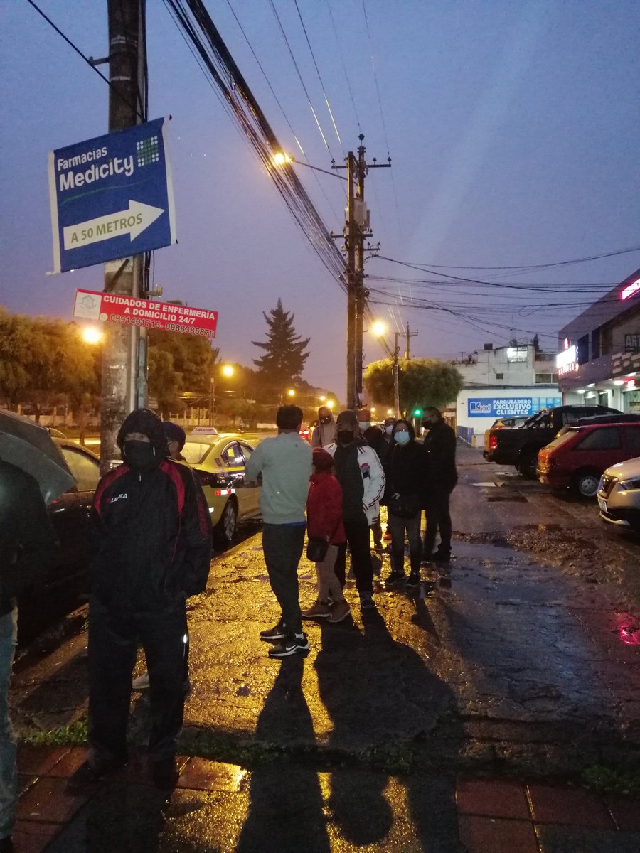 RodriguezAsambl's tweet photo. Humillación y maltrato a la interperie reciben los afiliados al IESS EN Cotocollao. https://t.co/baxzZD2IA3
