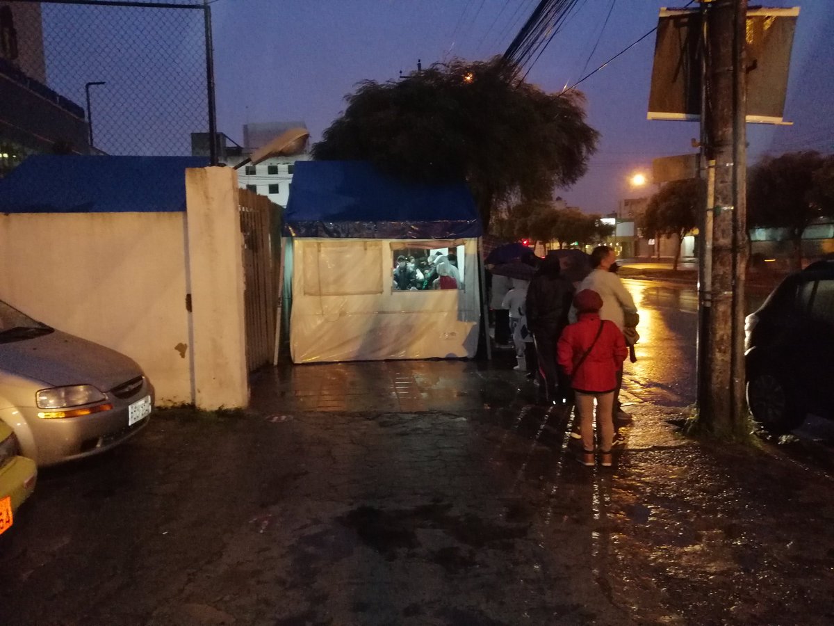 RodriguezAsambl's tweet photo. Humillación y maltrato a la interperie reciben los afiliados al IESS EN Cotocollao. https://t.co/baxzZD2IA3