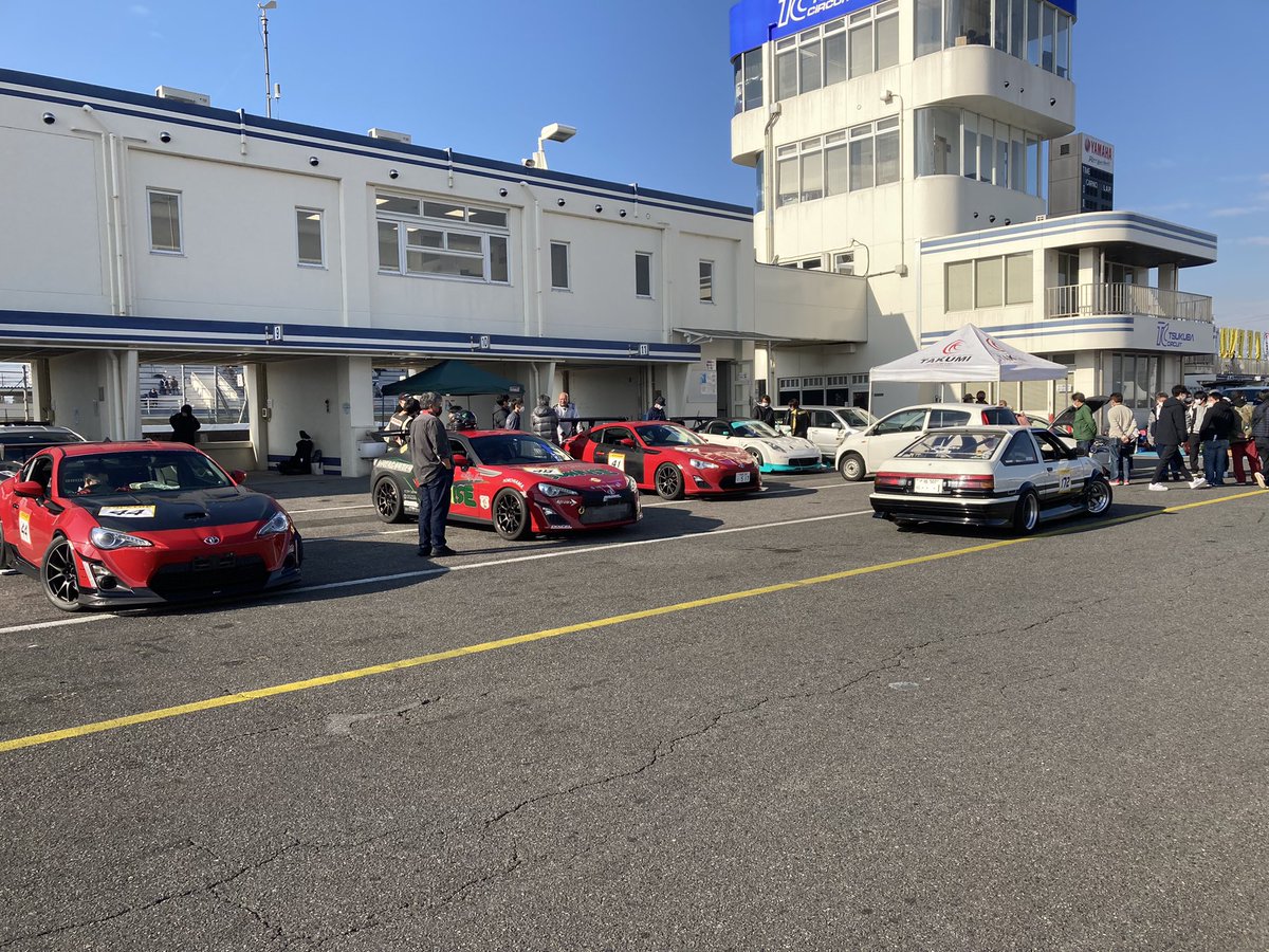 michikosize's tweet photo. 久しぶり！
昨日筑波サーキットに行ってきました！ハチロク祭りです。
ドリキンもいたし、何故か狩野英考もいた^_^
会いたい人にも会えた！
ハチロクで1分切るのヤバいよね^_^ https://t.co/8gnZwsQ0Zz
