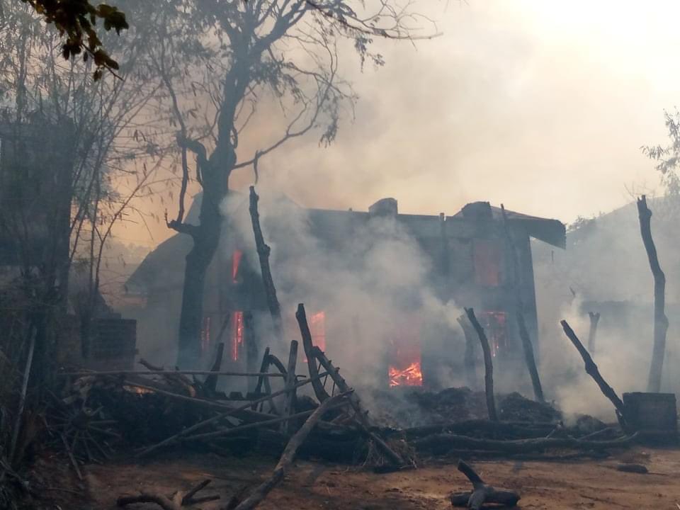 Ayardaw Tsp, Sagaing:

SAC Terrorists raided Kaebar village today - Dec 13th morning and set fire more than 100 houses. 

Pyu Saw Htee, SAC’s proxy involved in raid &amp; torching village.

#WhatsHappeningInMyanmar #Dec13Coup