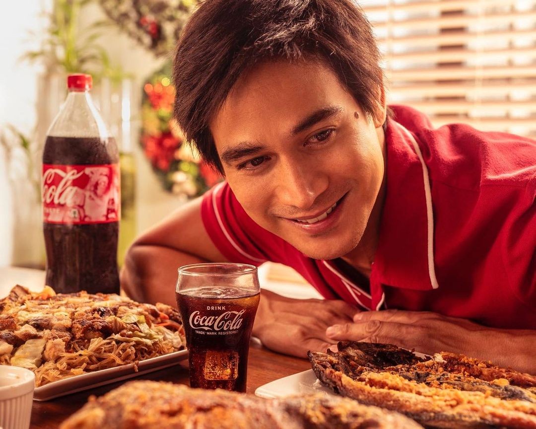 PjPTwittFriends's tweet photo. Posted @withregram • @piolo_pascual What’s the Real Magic of Christmas? It’s this- the smiles, the laughter, the stories, the time shared between family and friends. This is Real Magic for me. 

This Christmas, #IbahagiAngMagic with your loved ones.
@CocaColaPH https://t.co/Lceaxos68A