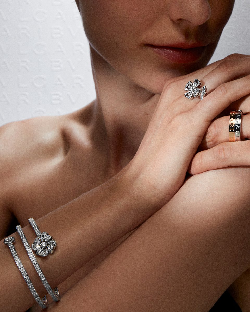 Bulgariofficial's tweet photo. Celebrate this year's festivities with the Roman elegance of the #Bulgari #Fiorever collection. Its charming silhouette and incredible diamond luminescence are the perfect marriage, creating a rare beauty. https://t.co/GUMYG6Ivuo #BulgariJewelry #MoreThanAWish #HolidaySeason https://t.co/VFrAnRC07A