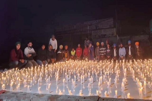 JagbaniOnline's tweet photo. ਕੁੰਡਲੀ ਬਾਰਡਰ ਤੋਂ ਰਵਾਨਾ ਕਿਸਾਨਾਂ ਦਾ ਆਖ਼ਰੀ ਜੱਥਾ, ਸ਼ਹੀਦ ਸਾਥੀਆਂ ਨੂੰ ਮੋਮਬੱਤੀ ਜਗਾ ਦਿੱਤੀ ਸ਼ਰਧਾਂਜਲੀ
https://t.co/6etlHoQF0I
#KundliBorder #Farmers #FarmersProtest #NationalNews #Jagbani https://t.co/kDGrkWHgtq