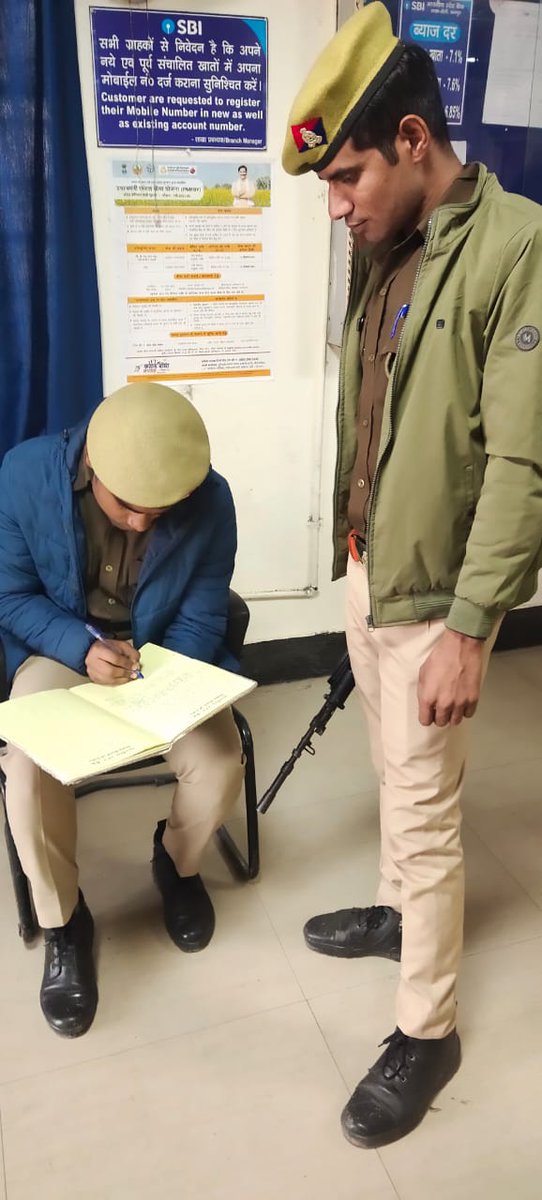 KanpurOuterpol's tweet photo. #Kanpur_Outer_Police
#बैंक_व_एटीएम_चैकिंग
#SpKanpurOuter के निर्देशानुसार प्रभारी निरीक्षक/थानाध्यक्ष द्वारा अपने-अपने थानाक्षेत्र के अन्तर्गत आने वाले बैंक व एटीएम का सुरक्षा के दृष्टिगत अन्दर व बाहर एवं संदिग्ध व्यक्ति,वाहनो को चेक किया गया। https://t.co/pBbzPBWqx3