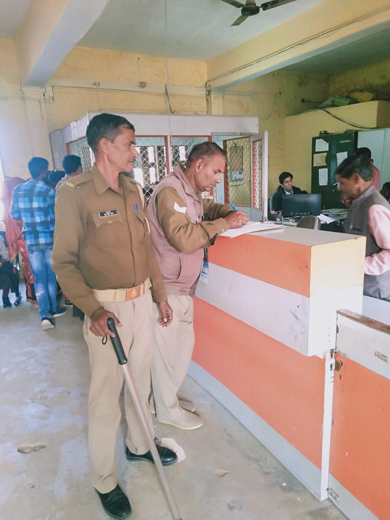 KanpurOuterpol's tweet photo. #Kanpur_Outer_Police
#बैंक_व_एटीएम_चैकिंग
#SpKanpurOuter के निर्देशानुसार प्रभारी निरीक्षक/थानाध्यक्ष द्वारा अपने-अपने थानाक्षेत्र के अन्तर्गत आने वाले बैंक व एटीएम का सुरक्षा के दृष्टिगत अन्दर व बाहर एवं संदिग्ध व्यक्ति,वाहनो को चेक किया गया। https://t.co/pBbzPBWqx3