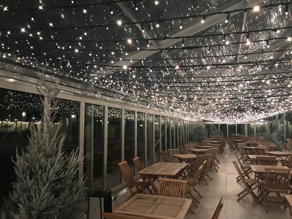 HenotoSPA's tweet photo. Allestimento invernale all'esterno del Teatro Franco Parenti.
In estate uno stabilimento balneare e in inverno un giardino con dehor.

Winter set up in the outdoor of the Franco Parenti Theater.
In summer a bathing establishment and in winter a garden with dehor.

#henoto https://t.co/RwIvZqlbio