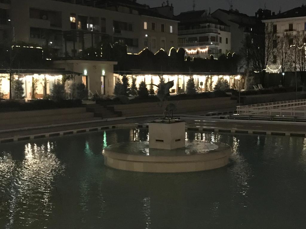 HenotoSPA's tweet photo. Allestimento invernale all'esterno del Teatro Franco Parenti.
In estate uno stabilimento balneare e in inverno un giardino con dehor.

Winter set up in the outdoor of the Franco Parenti Theater.
In summer a bathing establishment and in winter a garden with dehor.

#henoto https://t.co/RwIvZqlbio
