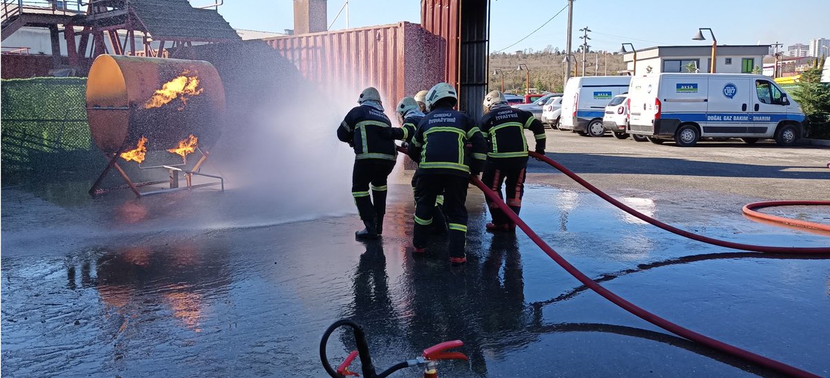 Yunusemrdemir52's tweet photo. Doğal Gaz Yangınına Müdahale Tatbikatı @AksaOrduGiresun #110İtfaiye #AksaDoğalGaz https://t.co/lpesxcEkho