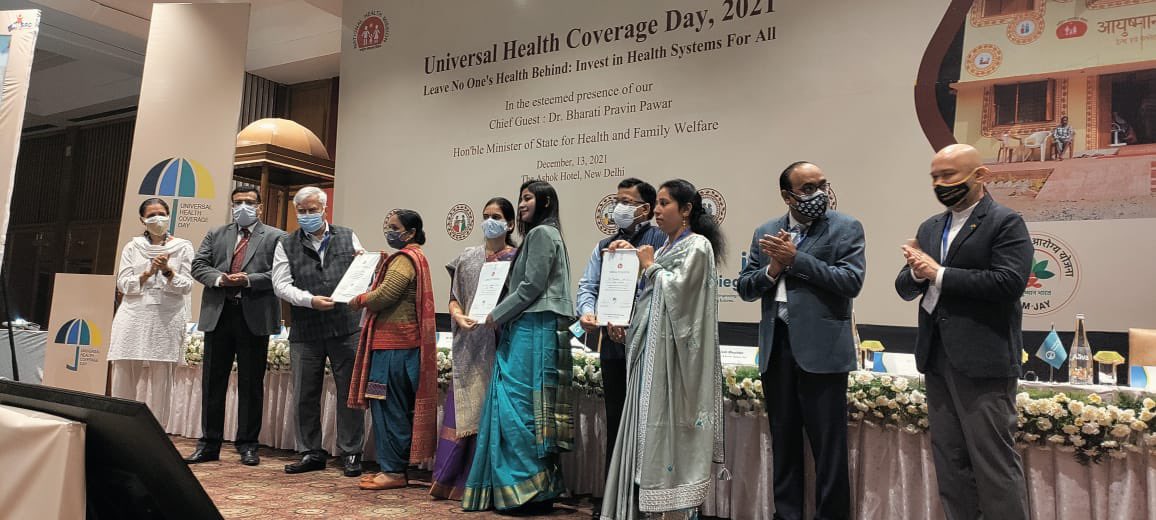 HWC_UP's tweet photo. The best performing team members of comprehensive primary health care - Uttar Pradesh team were felicitated on the occasion of #UHCDay2021 

@nhm_up @MoHFW_INDIA @iamvikassheel @vishalchauhan_1 @AyushmanHWCs @DrRajeshJha1 @DevenKhandait @swatim80 @Jhpiego @Sat_21298 https://t.co/Vgqc4Edgpa