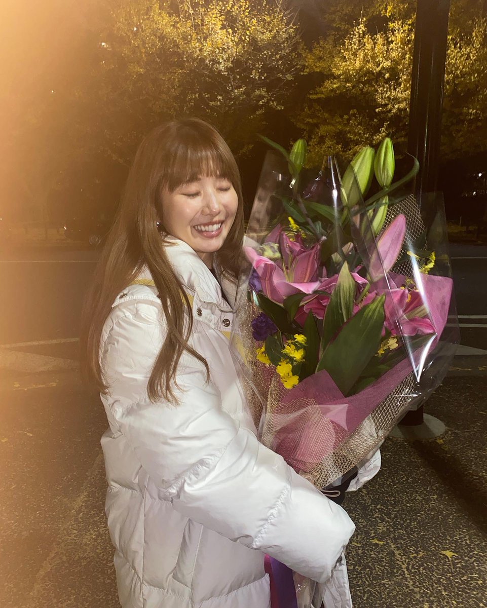 misatoichiki's tweet photo. クランクアップの女優さんごっこ📸
みたいになったお誕生日🤣✨
お花やお手紙をもらえるのって嬉しいよね💕 https://t.co/ngwuDH5VrH