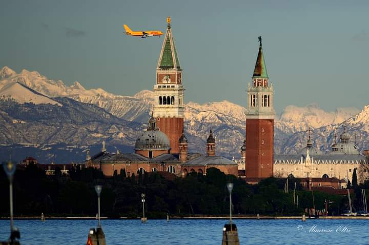 Kurosh_74's tweet photo. Sabato, grazie al meteo favorevole, molte persone hanno potuto assistere a #Venezia a uno spettacolare “stravedamento”
Le foto sono state riprese ieri dal Lido, tra Riva di Corinto e Riva Benedetto Marcello. D800 obiettivo 300mm, foto a pieno campo e crop.
Ph Maurizio Eltri https://t.co/q4hdPQMdz8