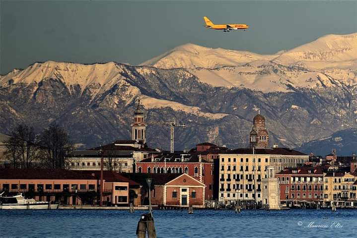 Kurosh_74's tweet photo. Sabato, grazie al meteo favorevole, molte persone hanno potuto assistere a #Venezia a uno spettacolare “stravedamento”
Le foto sono state riprese ieri dal Lido, tra Riva di Corinto e Riva Benedetto Marcello. D800 obiettivo 300mm, foto a pieno campo e crop.
Ph Maurizio Eltri https://t.co/q4hdPQMdz8