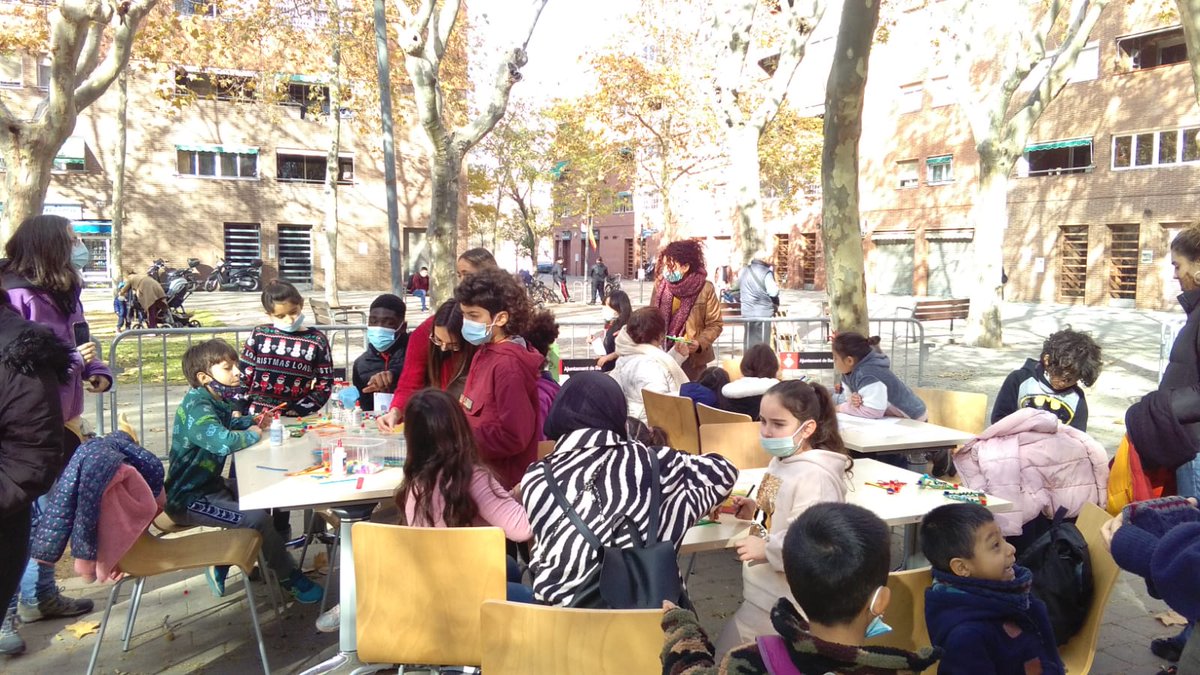 FundacioLaRoda's tweet photo. Com ens agrada sortir als barris de Catalunya per participar del lleure i les festes de Nadal!!! 👏👏 Gràcies per fer lleure i cultura a t@ts!
#programacions #beneficisocial #lleure #cultura #barri #families https://t.co/wHzBYnIWpr