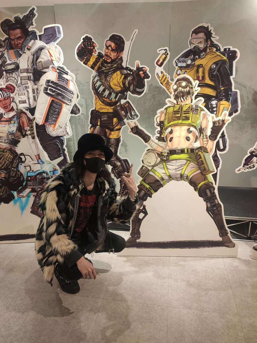 hidemg3106's tweet photo. フリー入場だと思ってApexストア行ったんだけどジャンパで写真撮ることすら出来なかったので入口で全力出した https://t.co/aTucYYURbn