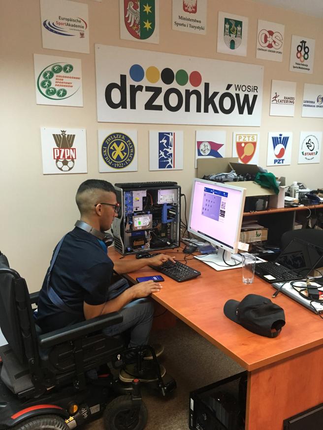 #ErasmusPlus es inclusión.

Cristhofer, 23 años, alumno de 2º curso de grado medio de FP en diseño gráfico, movilidad funcional reducida, motivado y un gran deseo de abrirse al mundo. 

Conoce más de su trabajo en Erasmus+ ⬇️.