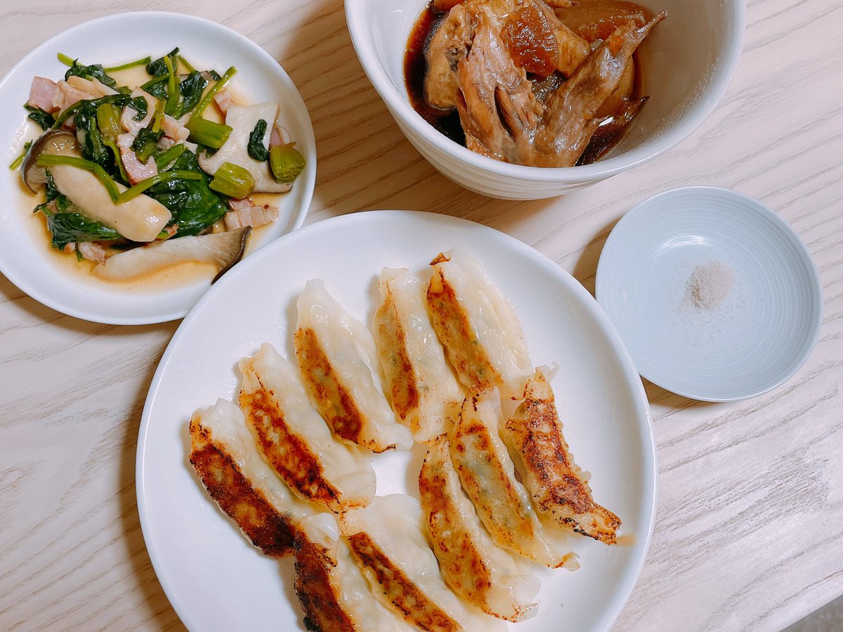working_on_eigo's tweet photo. Dietary records:
Dinner on Dec. 13th
i enjoyed gyoza with salt😋this is the green shiso taste gyoza.
もっとたべたい。毎日ご飯が美味しい🍚
btw, i always skip breakfast.
#japanesedumpling
#gyoza
#stirfriedapinach
#stewedchicken https://t.co/YvB1fZLOpV