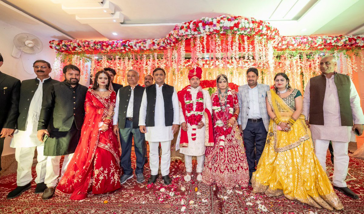 yadavakhilesh's tweet photo. इटावा में शादी समारोह। https://t.co/PvDhhTTcBd