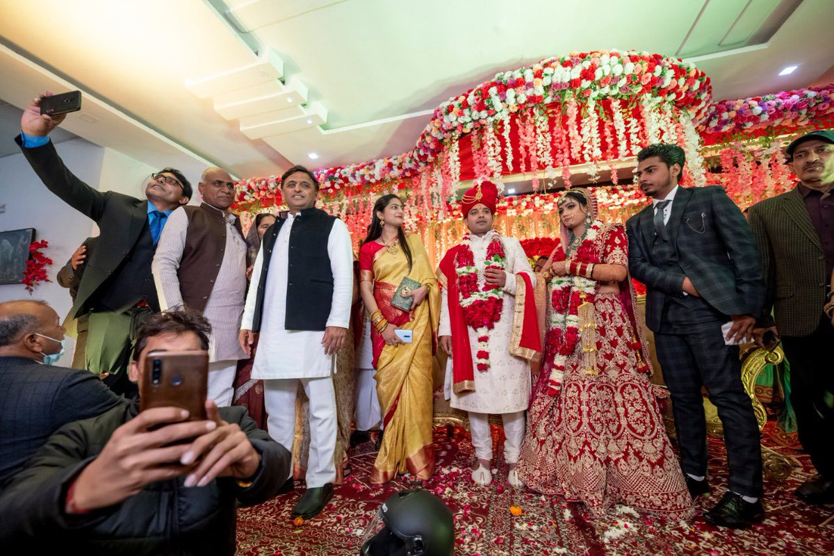 yadavakhilesh's tweet photo. इटावा में शादी समारोह। https://t.co/PvDhhTTcBd