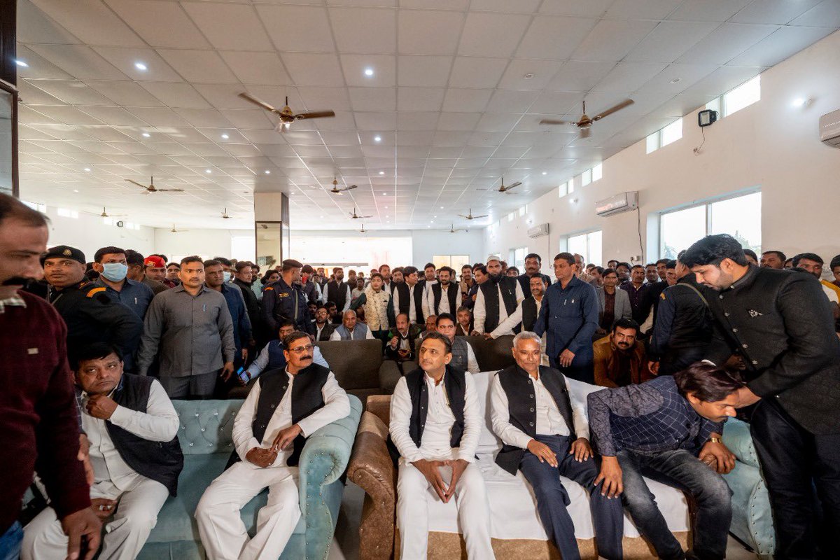 yadavakhilesh's tweet photo. इटावा में शादी समारोह। https://t.co/PvDhhTTcBd