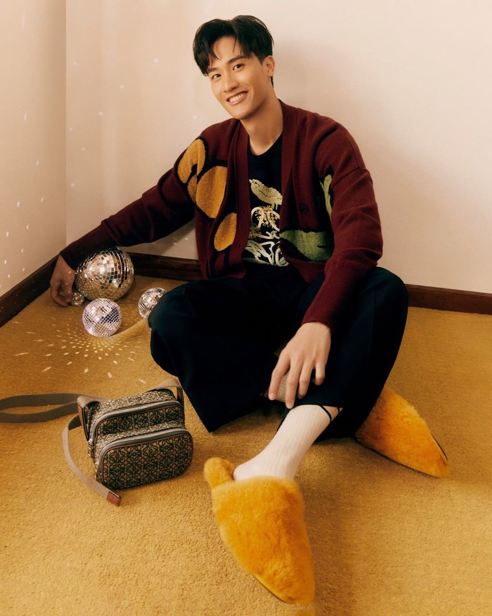 theearthe_'s tweet photo. ➖13.12.2021
#PPREPORT Find something speacial for your love one with #Tawan_V
Top: Herbarium Asymmetric Cardigan
Bottom: Cropped Belted trousers
Shoes: Slipper
Bag: Mini Camera Bag in Anagram Jacquard
#LOEWEgifts
#ppsociety
Cr. IG ppgroundthailand https://t.co/u81VK2mpN6