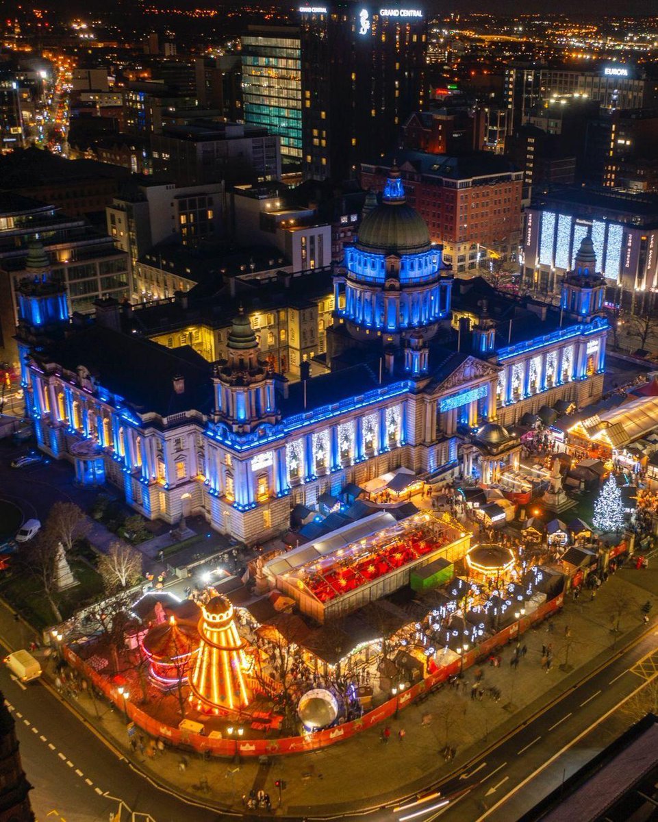 europahotel's tweet photo. What a phenomenal capture by RawDublin 🤩
The Christmas Markets look fabulous with the world famous Europa hotel standing proud in the background. 
#christmas #belfast #christmasmarkets #cityhall https://t.co/I0mP5SxtsC