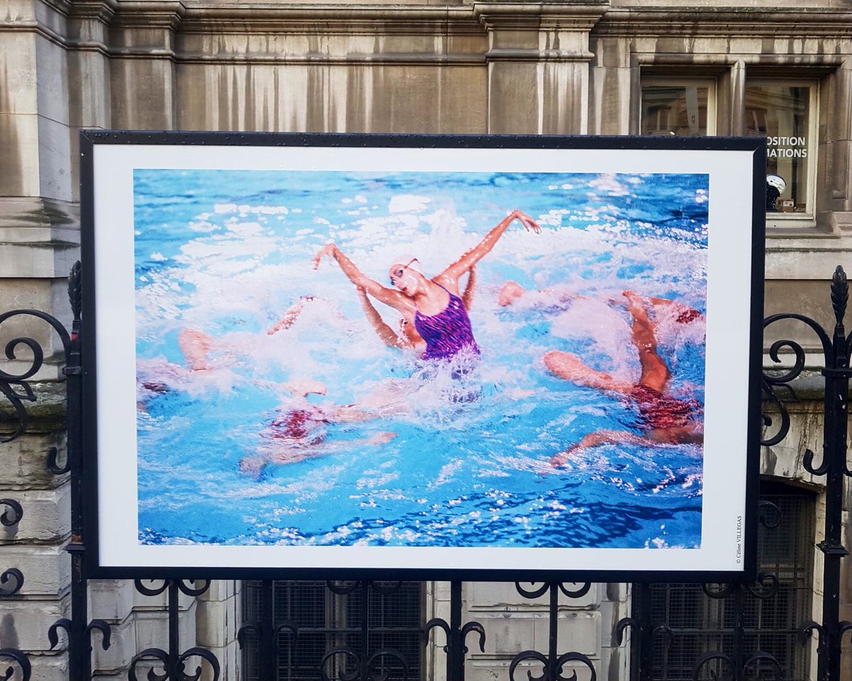 Visite avec @PierreRabadan de l'exposition Look Mama I'm dancing de Céline Villegas. Une lumineuse plongée dans les coulisses de la natation artistique à découvrir jusqu'au 3 janvier sur les grilles de l'Hôtel de Ville cc @villegas49