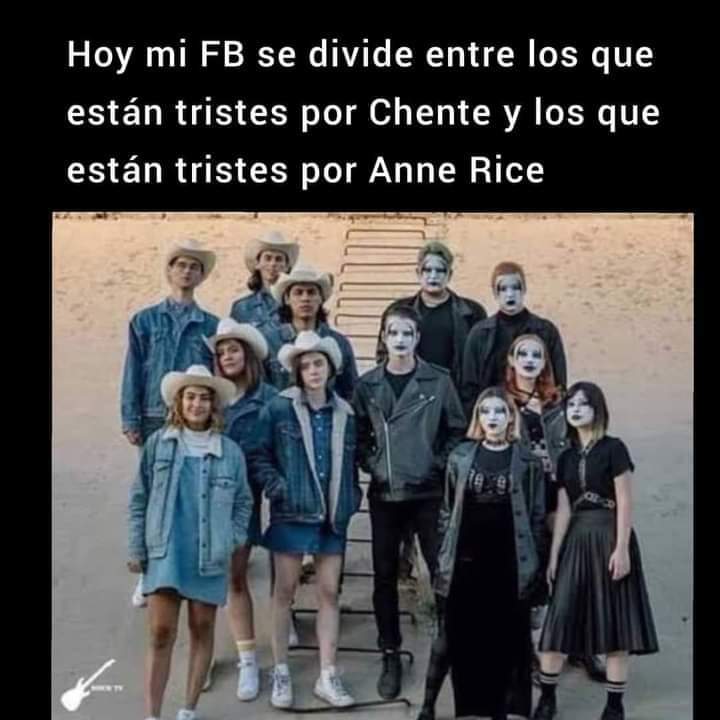 Así justo está mi facebook...yo le sigo llorando a Anne Rice 😥