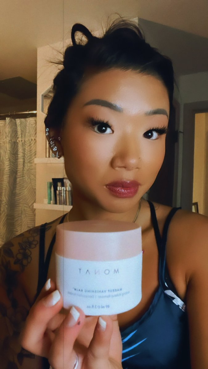 baumancaseyy's tweet photo. You’ll thank me layer 😘
retweet with “GLOW UP” to get your hands on this moisturizing make up remover 🔥 https://t.co/YfUigUN4kM