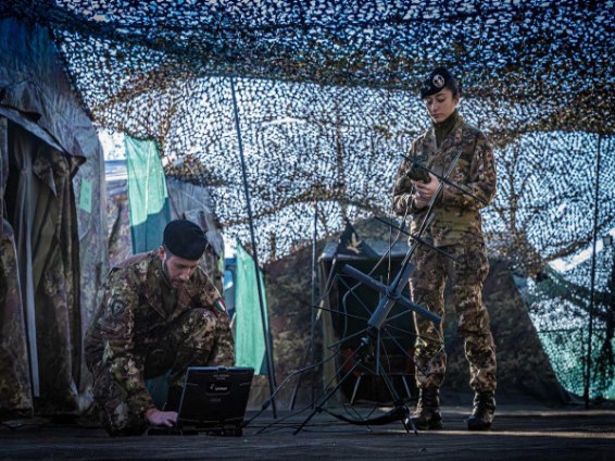 SM_Difesa's tweet photo. .@NRDCITA
Oltre 500 militari di 18 Paesi alla  #SteadfastJackal 21, esercitazione #NATO in uno scenario di crisi

➡️https://t.co/aUDnQH6nsx

#ForzeArmate🇮🇹 #UnaForzaperilPaese
#Esercito #MarinaMilitare #AeronauticaMilitare #Carabinieri
#StrongerTogether #WeAreNATO
#13dicembre https://t.co/gpjUUgUDk8
