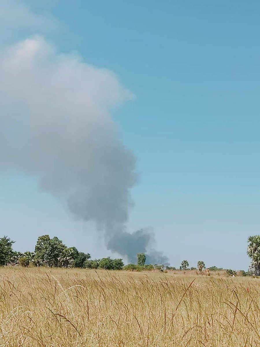 ActivistLittle's tweet photo. In Sagaing's Ayadaw Tsp: About 100 #MyanmarMilitaryTerrorists set on fire the houses in Keba and Kyaukgone Vlgs then shot with heavy artillery weapons. Many villagers have been displaced.

#Dec13Coup #WarCrimesOfJunta #WhatsHappeningInMyanmar https://t.co/gbkEJAhpMi