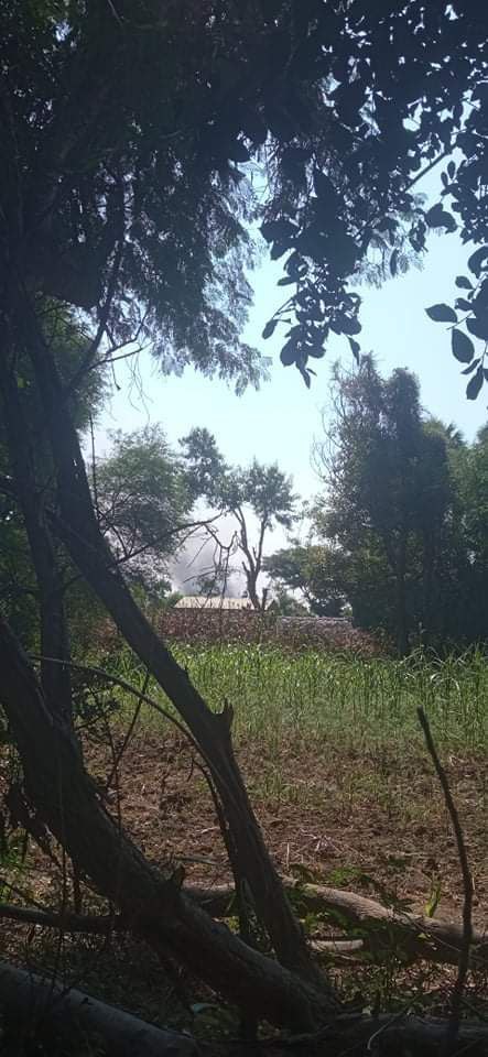 ActivistLittle's tweet photo. In Sagaing's Ayadaw Tsp: About 100 #MyanmarMilitaryTerrorists set on fire the houses in Keba and Kyaukgone Vlgs then shot with heavy artillery weapons. Many villagers have been displaced.

#Dec13Coup #WarCrimesOfJunta #WhatsHappeningInMyanmar https://t.co/gbkEJAhpMi