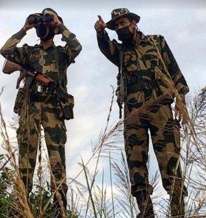 IyerNtrajan's tweet photo. #Breaking_news
In jammu #BSF Challenged but infiltrator Kept running towards border fence. BSF shot him down later it is identified as Woman infiltrator. #PakUsingWomenForTerror
#ShameOnPakistan #HarnaazSandhu #MondayMotivation #ParliamentAttack #mondaythoughts #MondayMorning https://t.co/qE4sZW3mzd