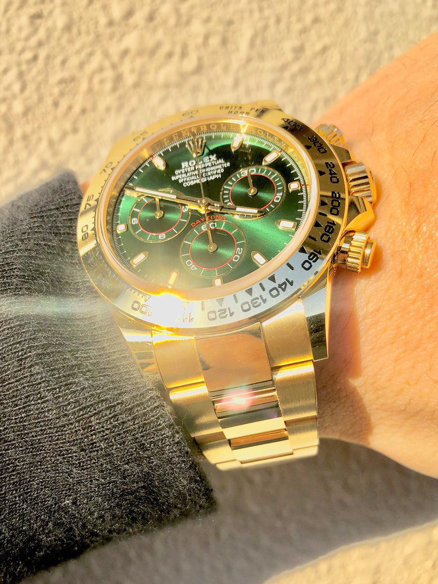 mr_rolex_man's tweet photo. 今年の漢字『金』に相応しい腕時計🏆

#今年の漢字 #金
#ロレックス
#デイトナ
#金無垢 https://t.co/Q1ZO0uKBSV