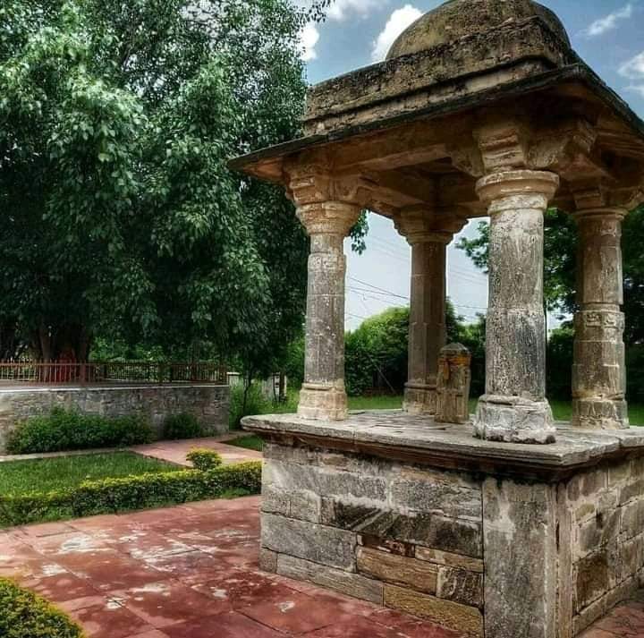 rajput_of_india's tweet photo. रक्त तलाई - खमनौर, राजसमन्द
हल्दीघाटी के वीर योद्धा राजराणा झाला मानसिंह जी की छतरी
#Rajwade
#Mewar #HaldiGathi #Khamnor #Rajputana https://t.co/H7NmGyNfl4